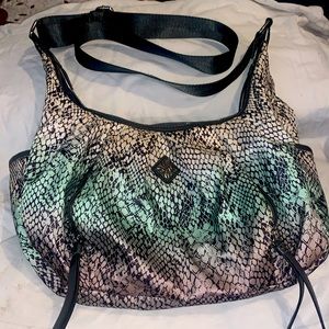 Vera Wang hobo bag * 2 front zipper pockets
Side Pockets on each side Grey liner